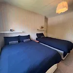 Superb Triple Near Airport - 5 Gæstehus
