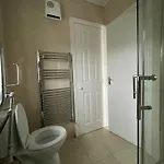 Superb Triple Near Airport - 5 Gæstehus 3*