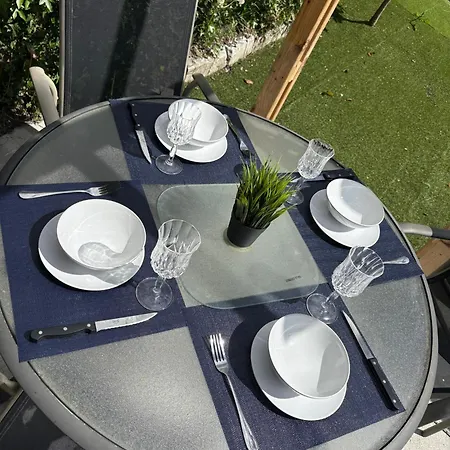 Superb Triple Near Airport - 5 Πανσιόν 3*