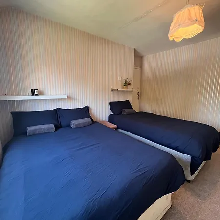 Superb Triple Near Airport - 5 Penzion