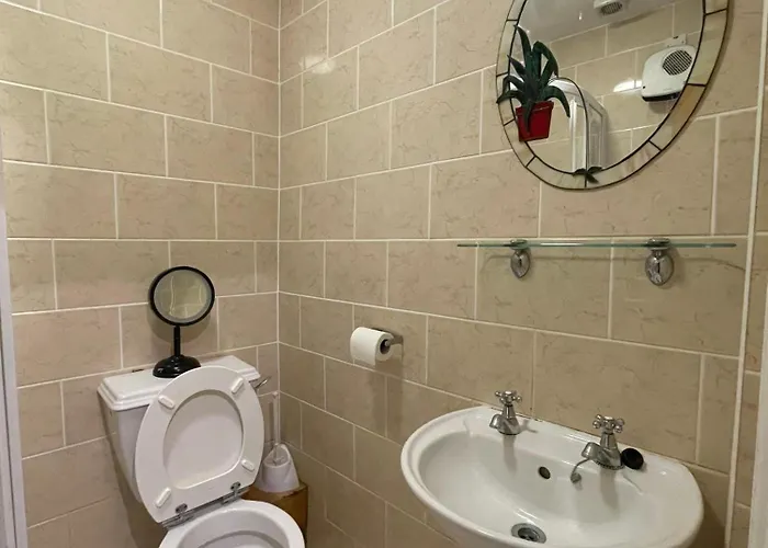 Superb Triple Near Airport - 5 بيت ضيافة