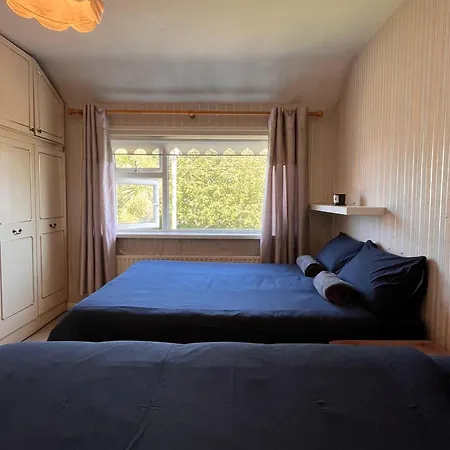Superb Triple Near Airport - 5