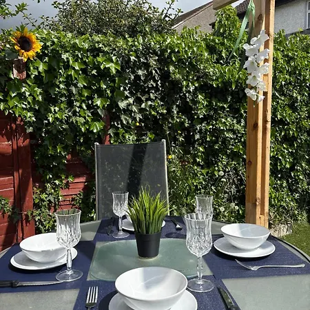 Superb Triple Near Airport - 5 Maison d'hôtes 3*