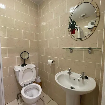 Superb Triple Near Airport - 5 Guest house